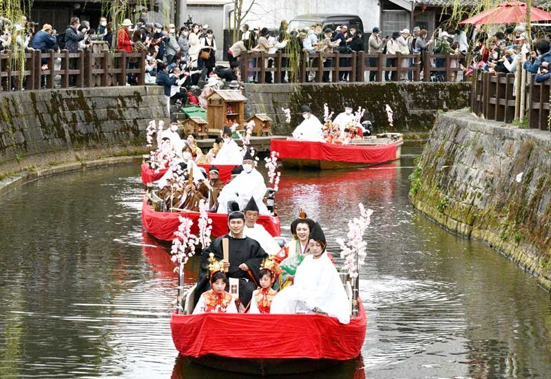 ひな人形の衣装をまといパレードする一行＝香取市
