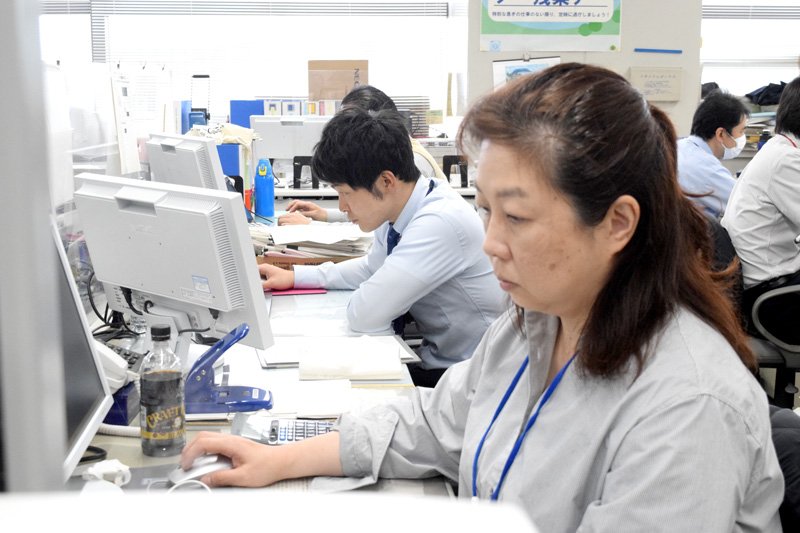 マスクを外して業務にあたる県職員＝１３日、千葉県庁
