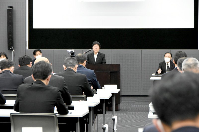 署長会議で訓示する田中本部長＝１４日午後、県警本部