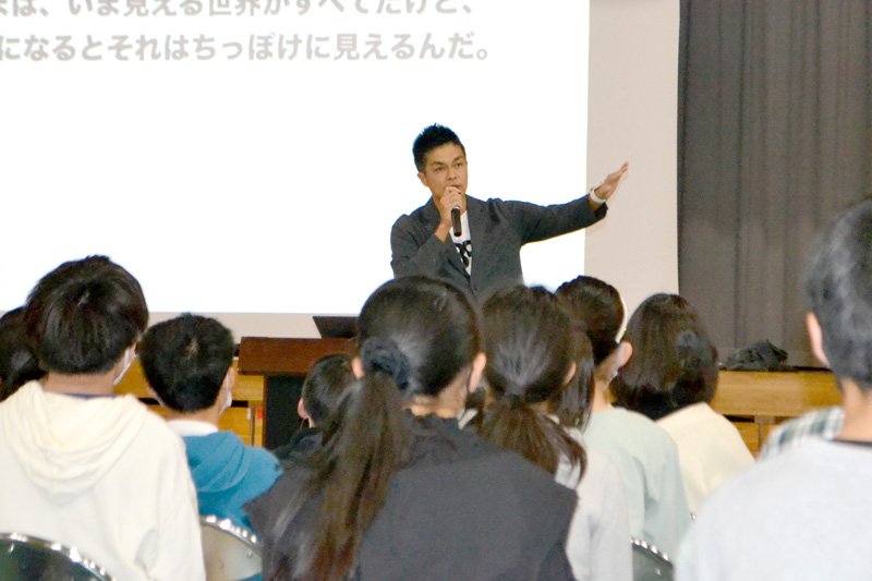 世界で活躍する必要性を中学生に解説する是永さん＝千葉市稲毛区の千葉大付属中