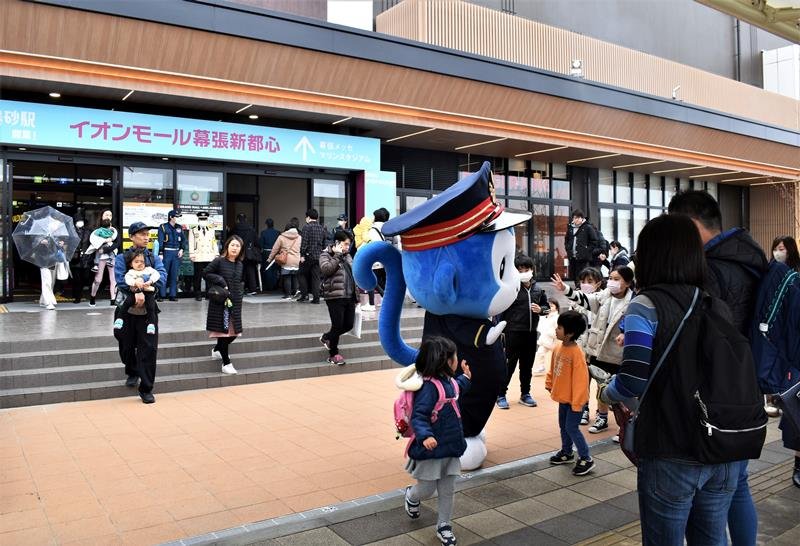 幕張豊砂駅の開業でにぎわうイオンモール幕張新都心「ファミリーモール」の入り口＝１８日、千葉市美浜区
