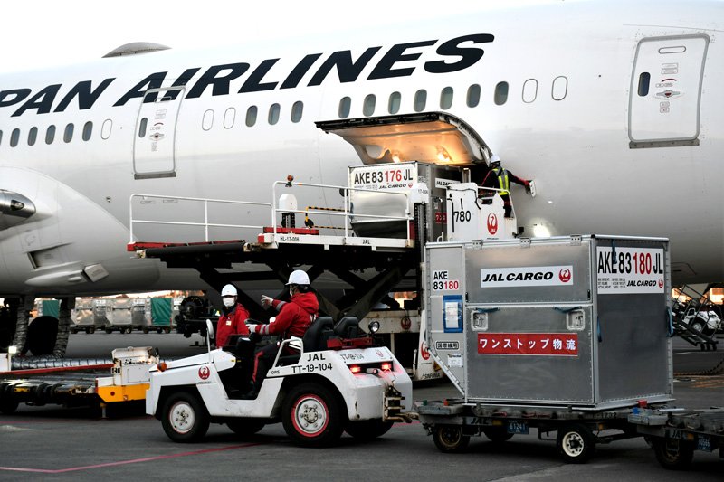 成田空港で航空機に積み込まれる鮮魚のコンテナ