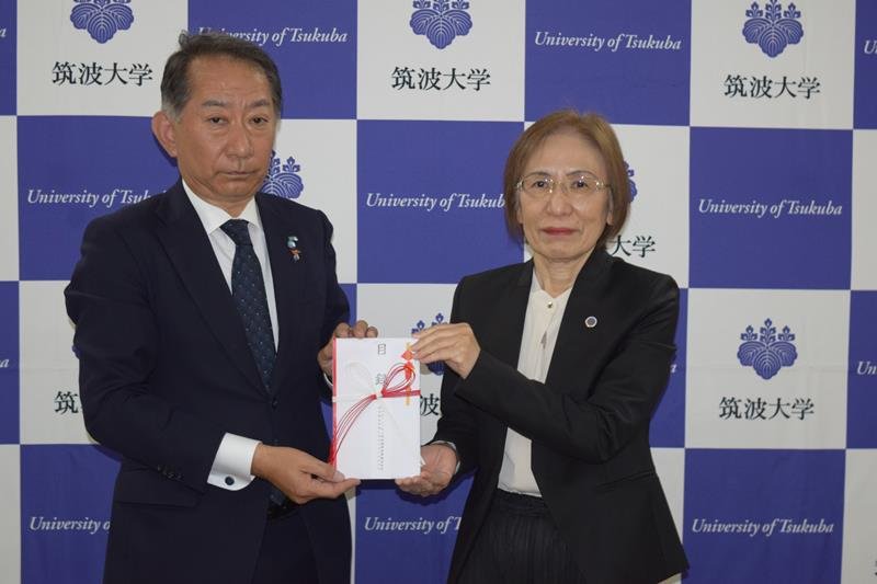 目録を手渡す田中執行役員千葉本部長（左）と溝上智恵子副学長＝東京都文京区
