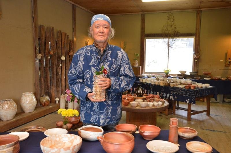 今回の代表作・花入れ「鬼」を手にする鵜沢さん＝市原市
