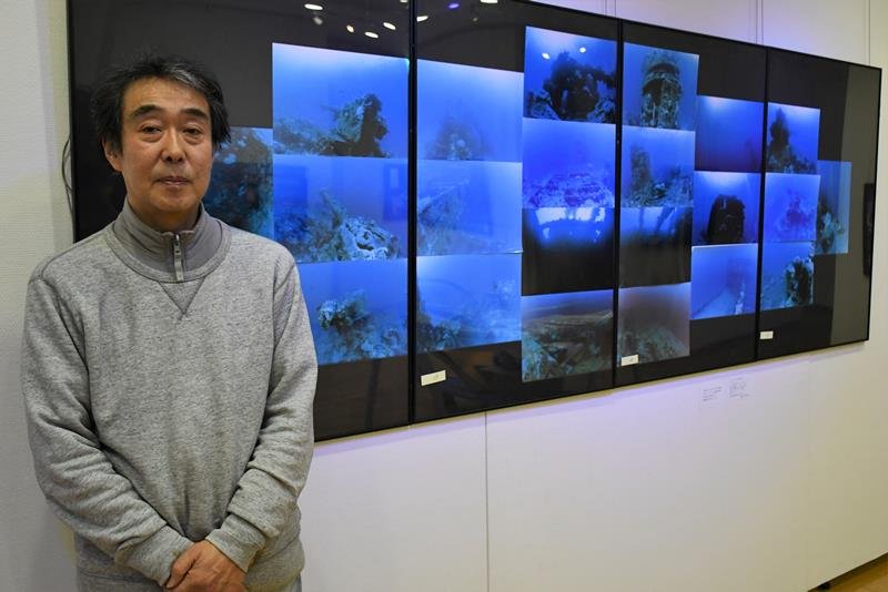 戦争孤児や戦争遺跡を被写体にした写真展を開いている野老さん＝成田市
