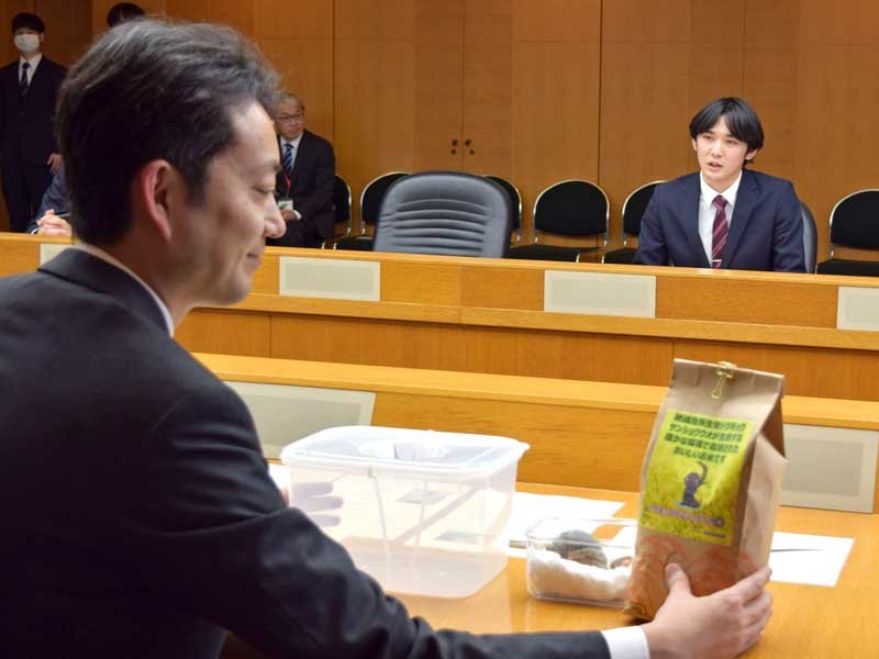 熊谷千葉県知事（手前）に受賞を報告する岩沢さん＝県庁