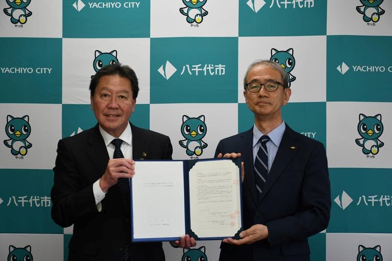 セントラルスポーツの役員と命名権の協定契約を結んだ服部友則市長（左）＝八千代市提供

