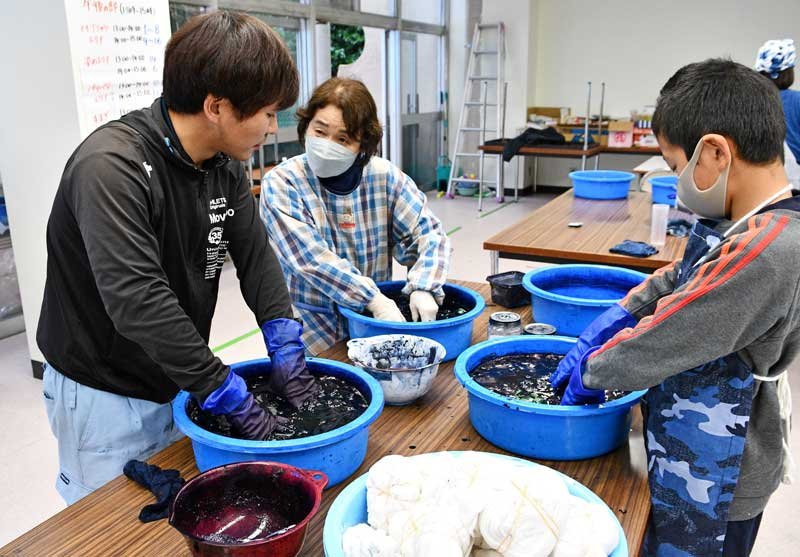 神崎で藍染めＴシャツづくり　「発酵の町」ＰＲ　５月のマラソンで参加者に配布