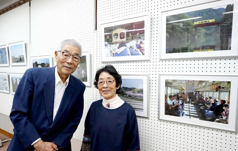 写真展を開いた宮原咸太郎さん、恵子さん夫妻＝いすみ市
