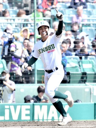 ６回表専大松戸１死、左越えに本塁打を放ち、一塁側の応援スタンドに向けてガッツポーズを見せる吉田