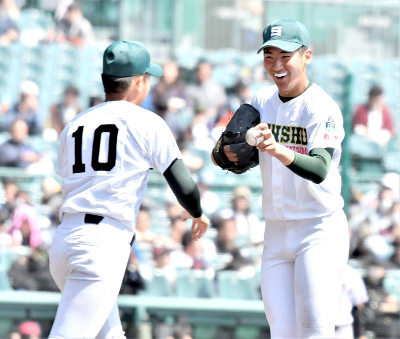 ７回途中で交代する専大松戸の渡辺翼（右）と青野