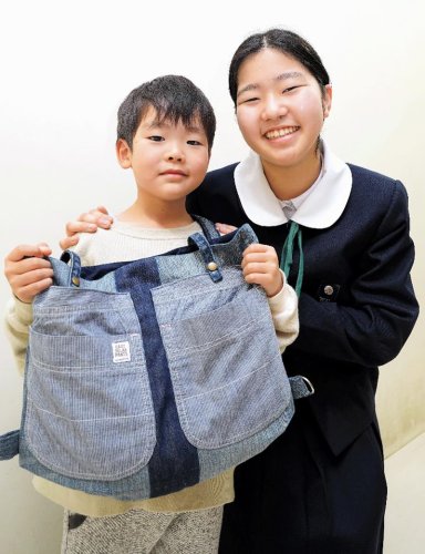石井美優さん（右）が手作りしたバッグを持つ侑馬君＝御宿町
