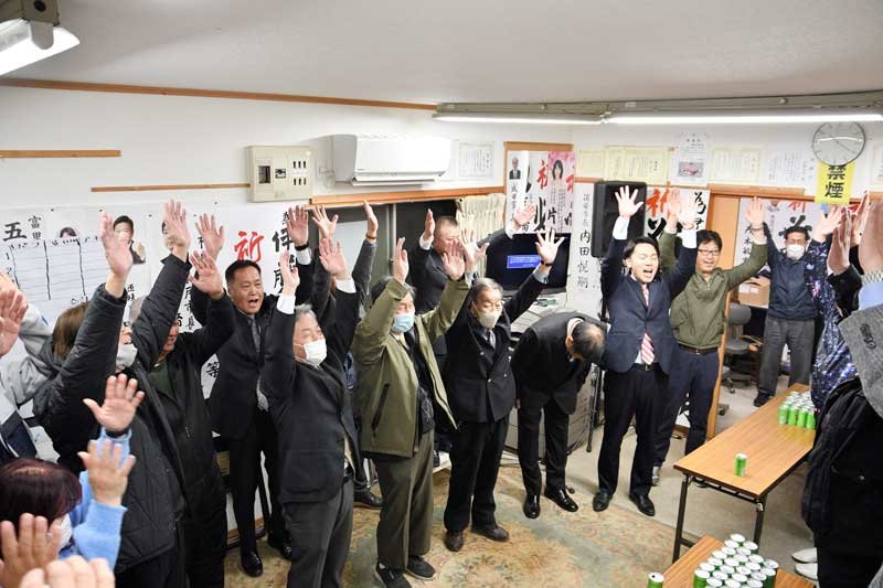 当選が決まり万歳する伊藤氏の支援者ら＝９日午後１０時２０分ごろ、香取市の事務所