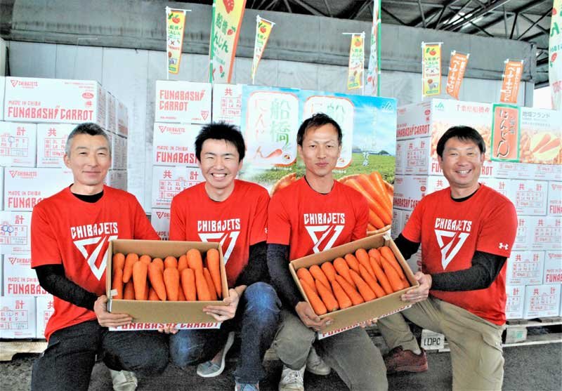 ジェッツ印の特製箱で今年も出荷が始まった「船橋にんじん」をＰＲする生産農家＝２６日、船橋市地方卸売市場