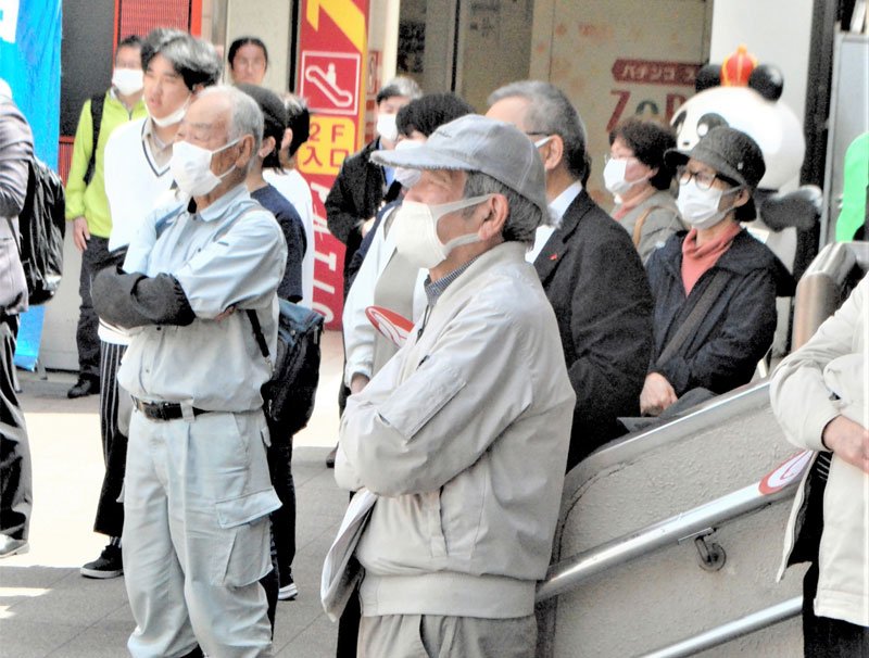 候補者を見つめ、演説を聞く有権者ら＝１１日午前、市川市
