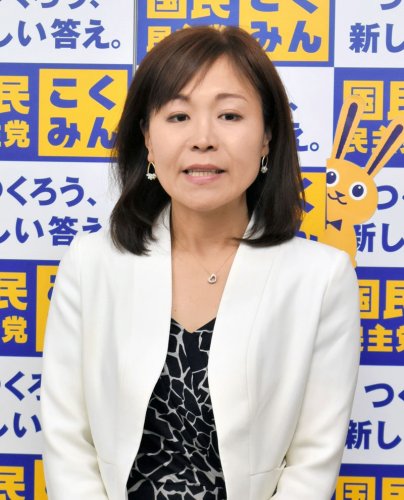 敗戦が確実となり、集まった支持者に感謝の言葉を述べる岡野氏＝２３日夜、市川市
