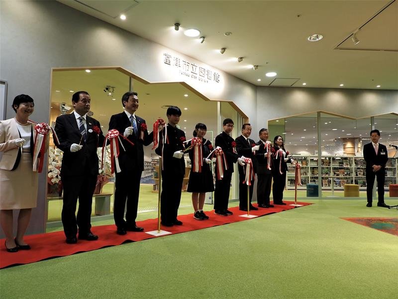 市立図書館のオープンに当たり、テープカットをする関係者＝１日、富津市
