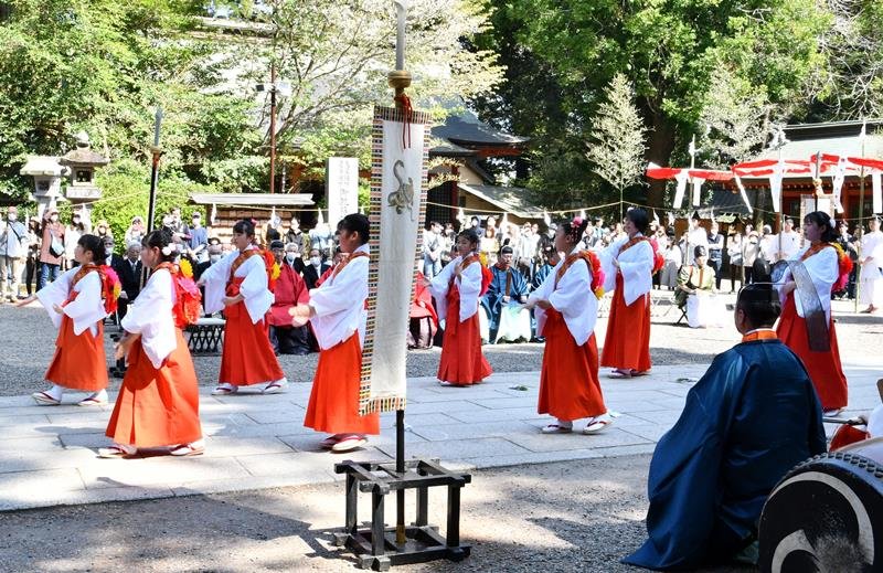 耕田式で行われた地元小中学生による田舞＝１日、香取市
