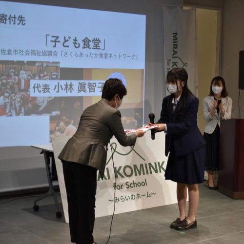 子ども食堂の運営団体に寄付する生徒＝佐倉市新町の夢咲くら館