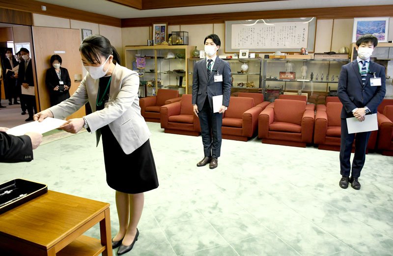 任期付職員の辞令交付を受ける航空会社社員＝成田市