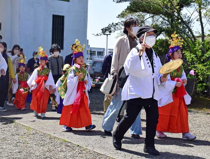 華やかな衣装を身にまとった稚児たち＝８日、茂原市の藻原寺