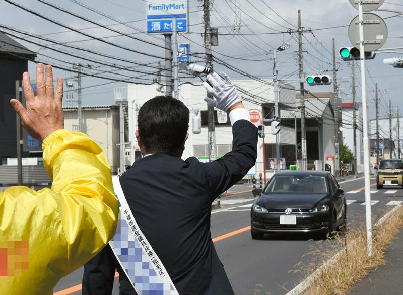 支援者と選挙区内を練り歩く候補＝８日、千葉市稲毛区（写真は一部を加工してあります）