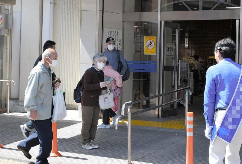 ６６候補最後のお願い　支持拡大へ奔走　激戦稲毛区　【ちば統一選　千葉市議選２０２３】
