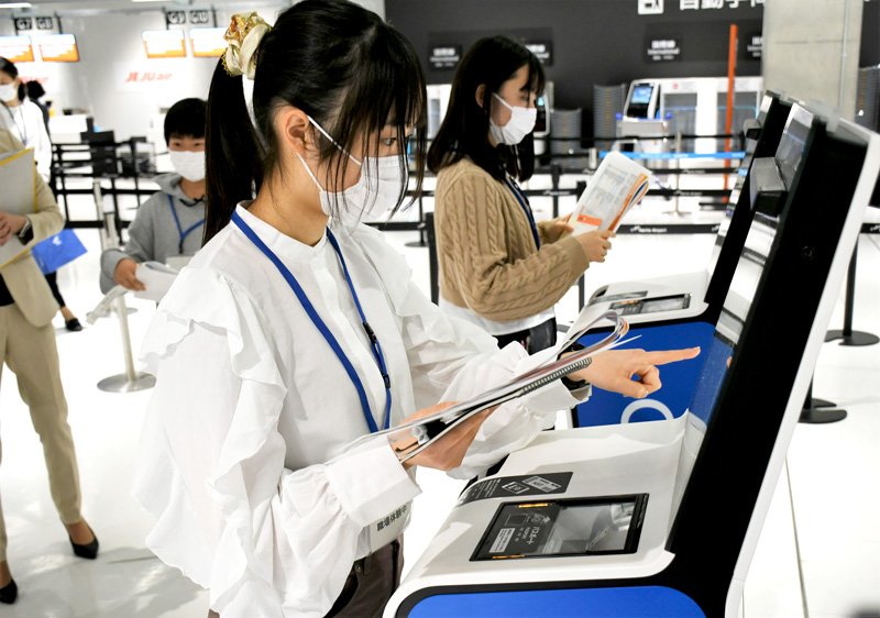 成田空港で仕事を体験　館内放送や旅客案内　千葉県内外の中学生７人