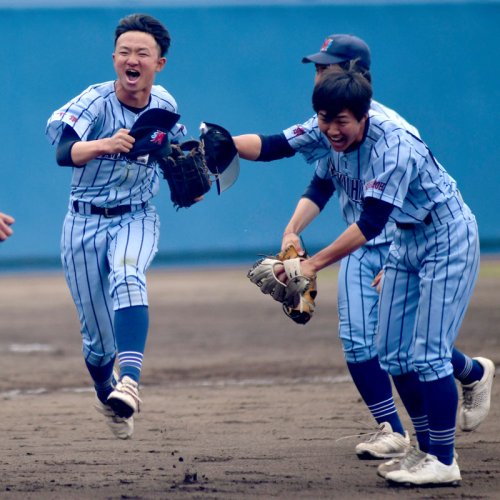 幕張総合－千葉商　９回裏千葉商２死満塁、左翼線の飛球をダイビングキャッチし喜ぶ幕張総合の左翼手石田（左）＝千葉県総合ＳＣ