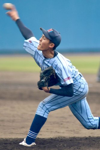 ９回裏１死一、二塁のピンチで救援した幕張総合の早坂。この試合２度の救援を果たした