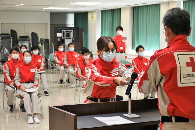 救護員の任命書を受け取る成田赤十字病院の医療従事者＝成田市
