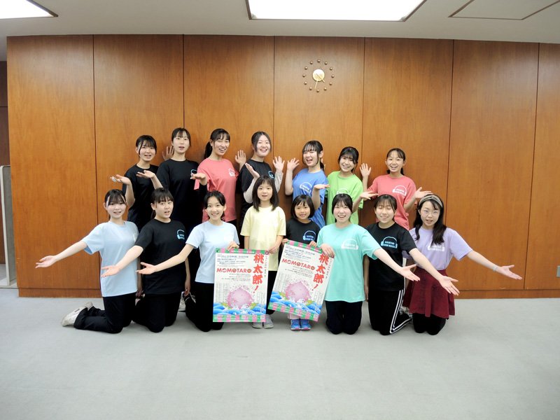 松戸市役所で公演の魅力をアピールする「流山子どもミュージカル」のメンバーら