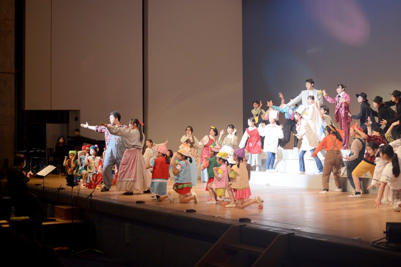 ３年ぶりにオペレッタ「小人の靴屋」を上演した八千代少年少女合唱団＝八千代市