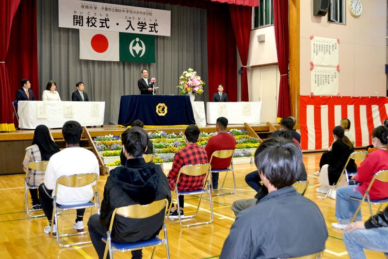開校式で山崎二朗校長の話に耳を傾ける生徒ら＝１８日夕、千葉市美浜区のまさご夢スクール