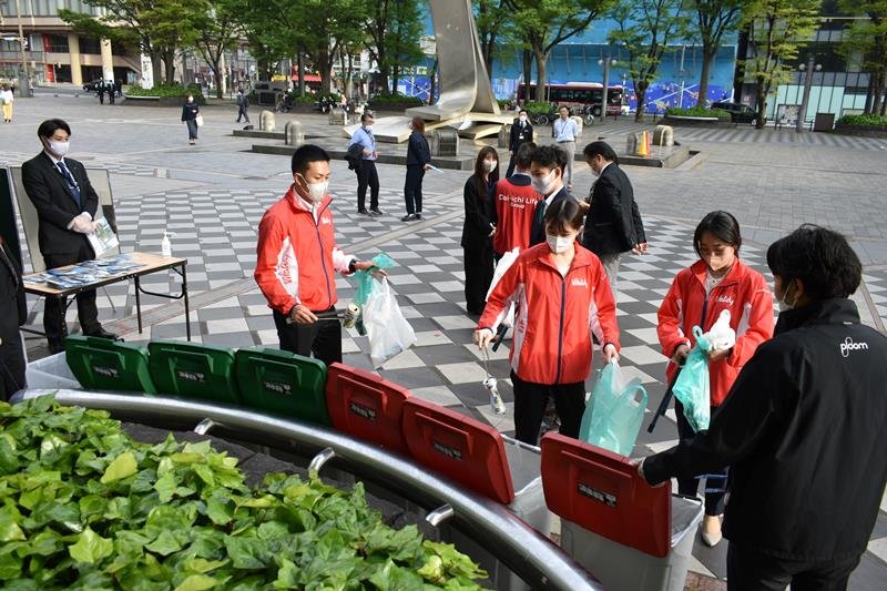 拾ったごみを分別してごみ箱に入れる参加者＝千葉市中央区
