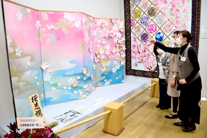 キルトの桜をあしらった屏風の作品「桜花爛漫」＝茂原市立美術館・郷土資料館