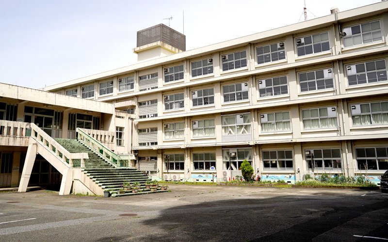 勝浦市が有効活用のアイデアを募集している旧大原高勝浦若潮キャンパス校舎＝同市新官