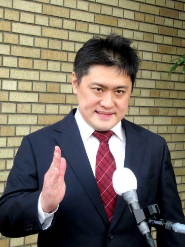 立候補の届け出後、「デジタル技術を使いカネのかからない選挙を実践する」と語る星氏＝１１日、浦安市