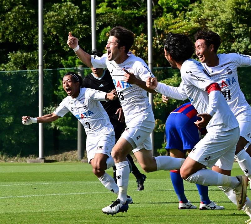 順大―ブリオベッカ浦安　延長後半、決勝ゴールを決め駆け出すブリオベッカ浦安の赤松（左から２人目）＝第一カッター
