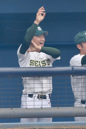 先制点を入りベンチから声を出す専大松戸の平野＝２３日、県総合ＳＣ