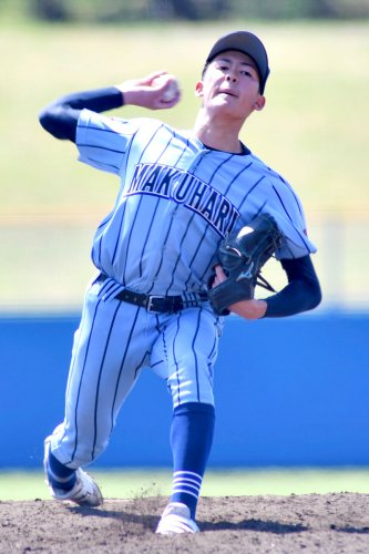 １４０キロ台の快速球が持ち味の幕張総合の早坂＝９日、県総合ＳＣ
