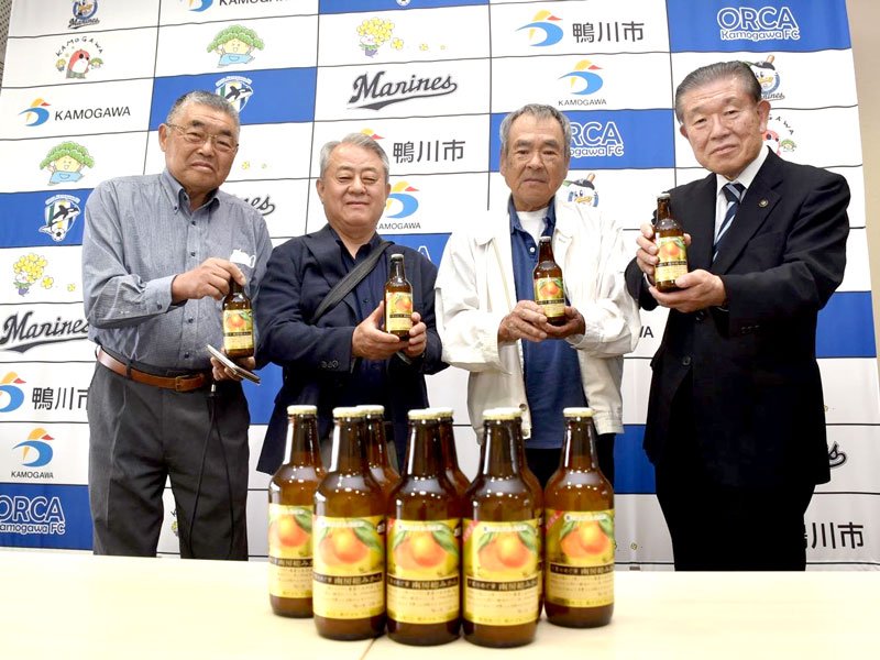 長谷川市長（右）に新発売のチューハイをＰＲする古泉組合長（右から２人目、鴨川市提供）