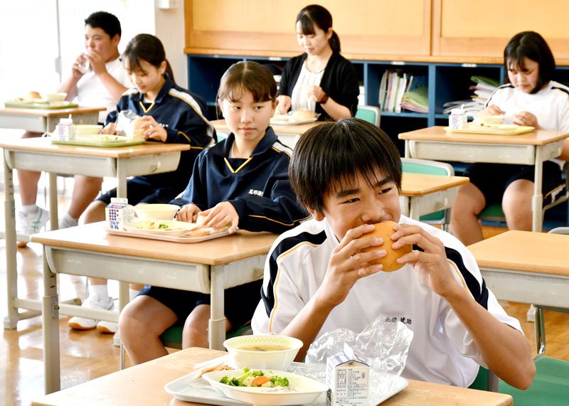香取市産のマッシュルームなど地元食材を使った給食を楽しむ生徒ら＝同市立香取中学校