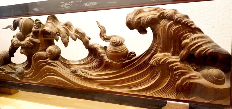 初代伊八の「波と宝珠」。裏から見た構図が葛飾北斎の「神奈川沖浪裏」との類似性が指摘される＝いすみ市郷土資料館