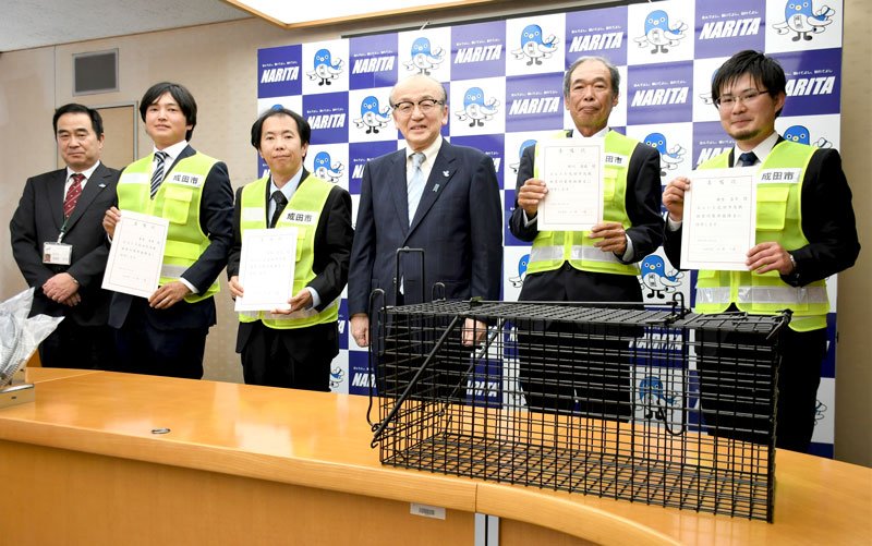 成田市の農家で構成する鳥獣被害対策実施隊の隊員ら＝市役所