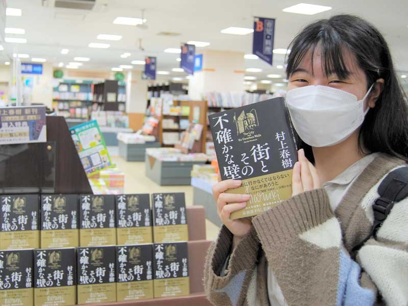 千葉県内の“ハルキスト”感激　村上春樹さん６年ぶりの新刊発売　開店時間早める書店も