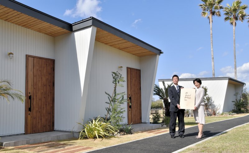 「ＪＲＥ　Ｌｏｃａｌ　Ｈｕｂ　館山」をＰＲする中川支社長（右）と森市長＝館山市
