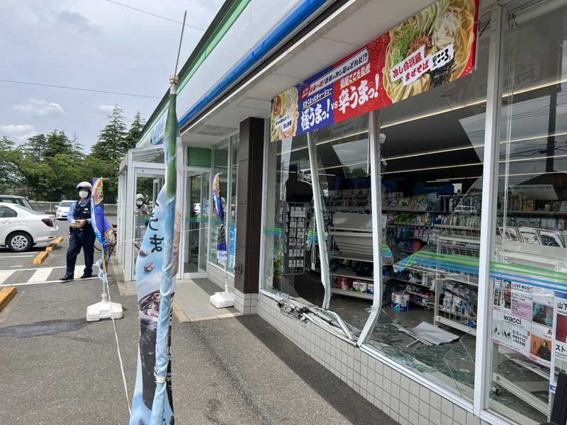 乗用車が突っ込んだ「ファミリーマート香取木内店」＝２５日、香取市