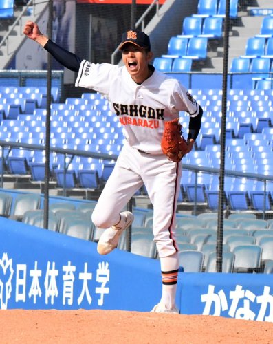 常総学院─木更津総合　完封で決勝進出を決め、雄たけびを上げる木更津総合の石沢＝横浜