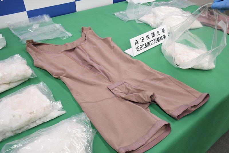 成田空港で摘発された覚醒剤と隠すために使った補正下着＝２日、成田市の東京税関成田支署
